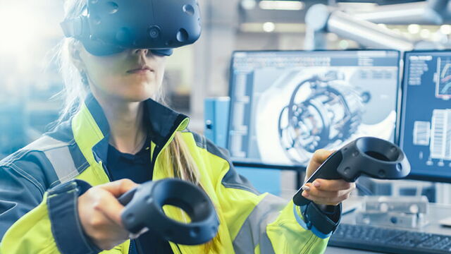 Mitarbeiterin mit Augmented Reality Brille