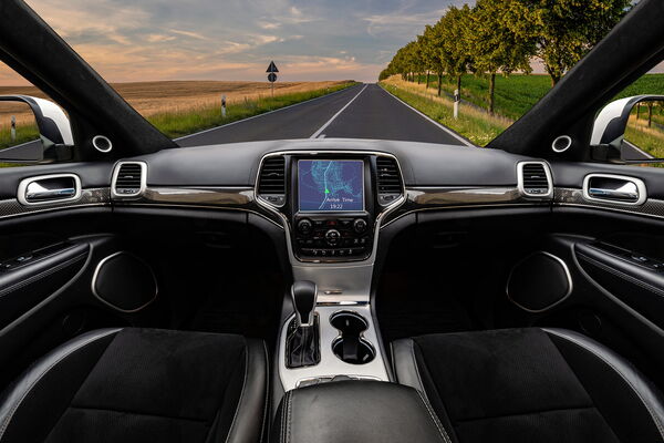 Vordere Sitzreihe einer Limousine