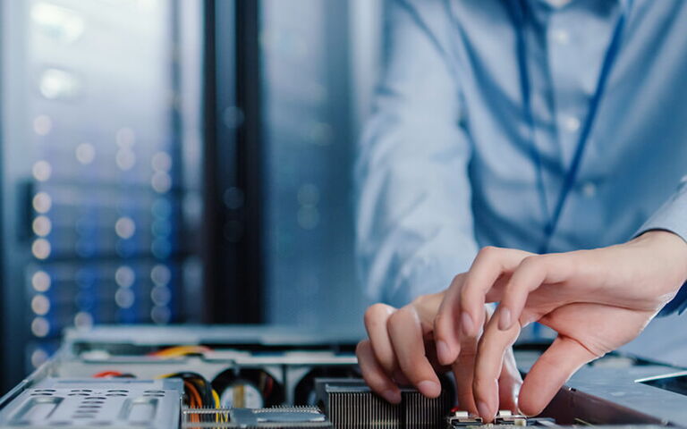Hände, die eine Komponente einen PC einbauen