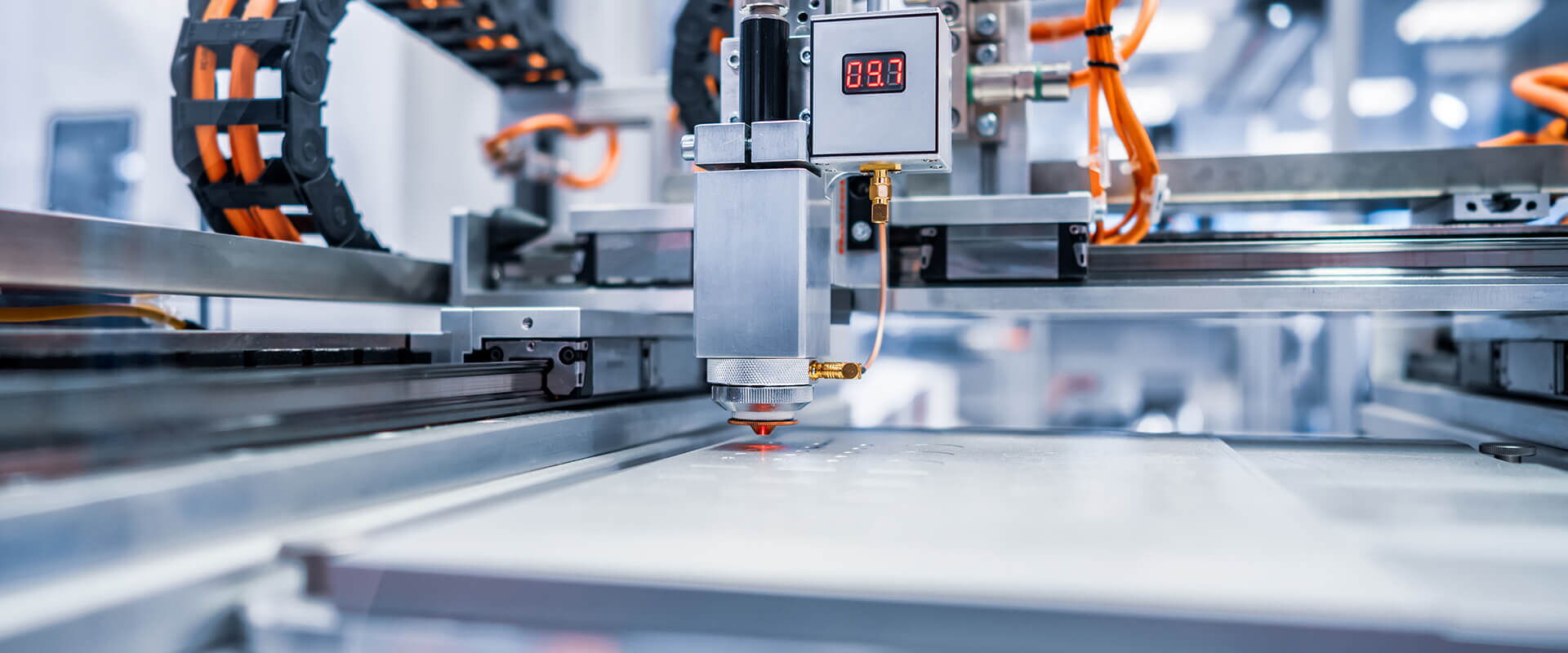 Laser-Maschine schneidet eine Form aus