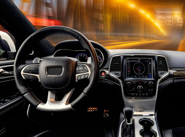 Auto-Cockpit aus Sicht des Fahrers