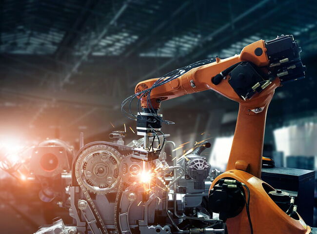 Roboterarm schweißt an einem Motor