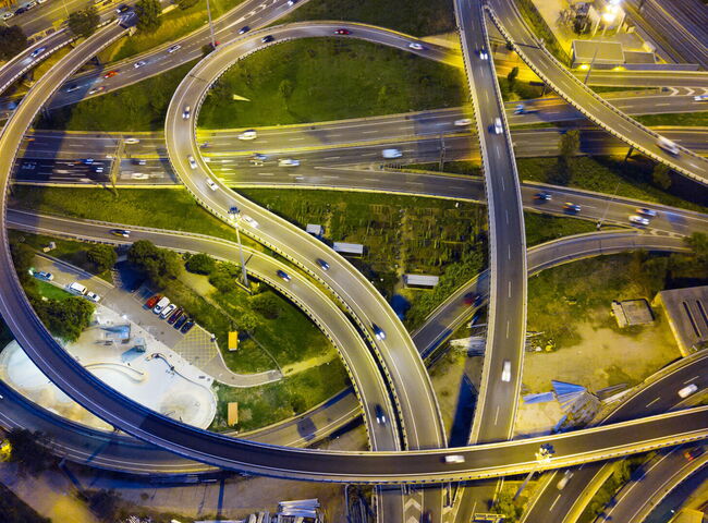 Autobahnkreuz aus der Vogelperspektive