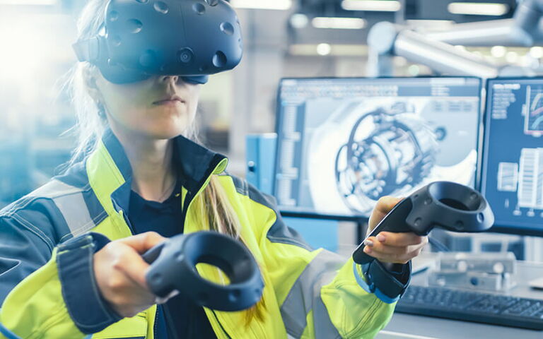 Mitarbeiterin mit Augmented Reality Brille