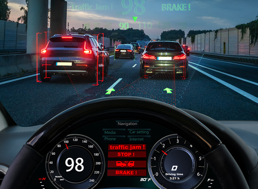 Assistenzsysteme in einem Auto signalisieren einen Stau
